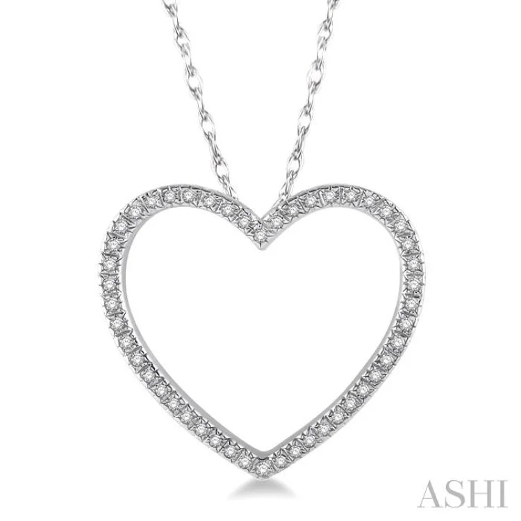 1/6 Ctw Heart Round Cut Diamond Pendant With Link Chain in 10K White Gold