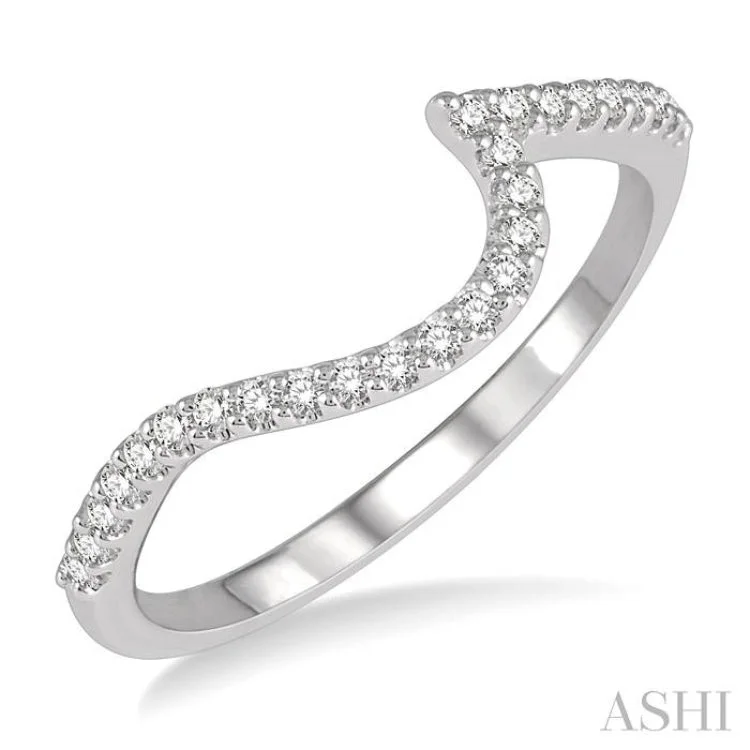 1/6 Ctw Crescent Shape Center Round Cut Diamond Wedding Band in 14K White Gold