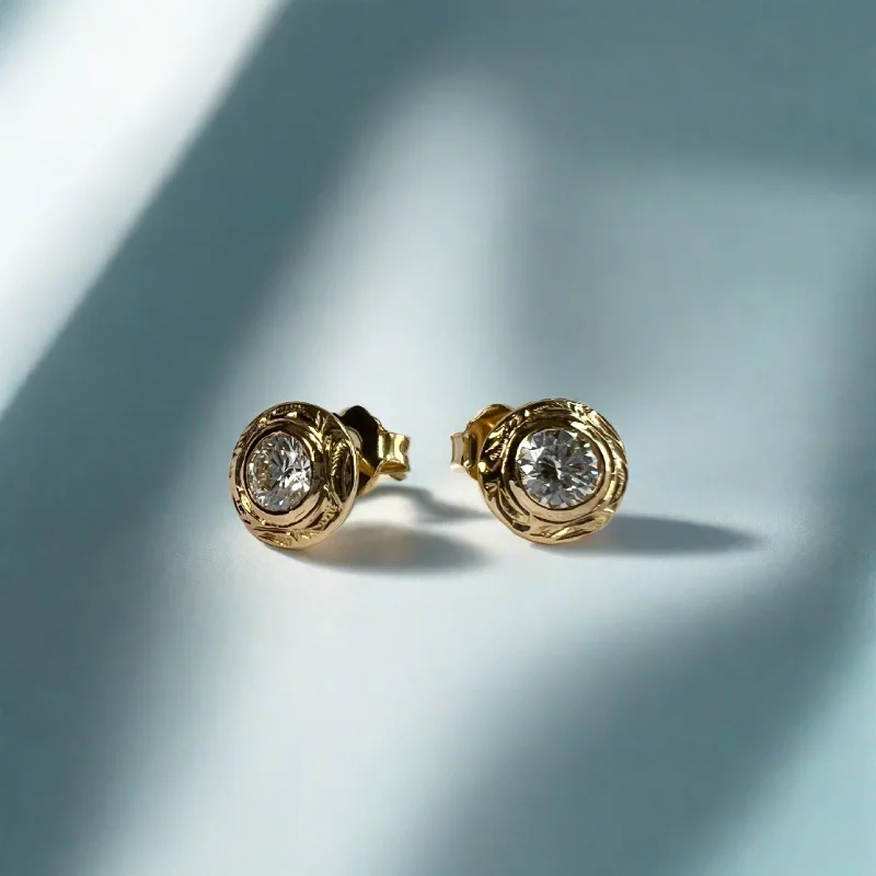 Hawaiian Round Diamond Stud Earrings in 14K Yellow Gold