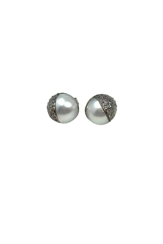 V295 The Woods silver pearl stud earrings